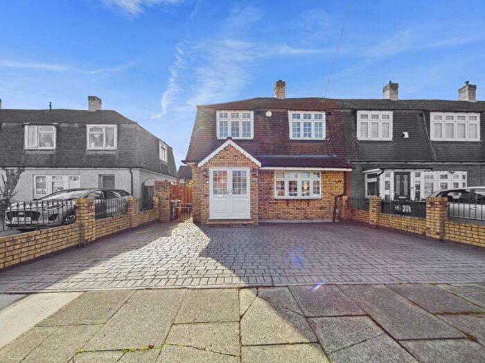3 Bedroom Terraced House For Sale In Broxburn Drive, South Ockendon, RM15