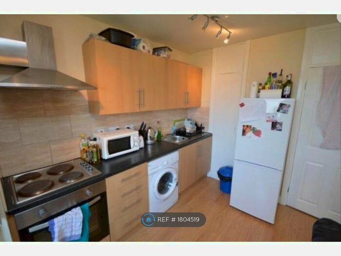3 Bedroom Flat To Rent In Lovell Park Heights, Leeds, LS7