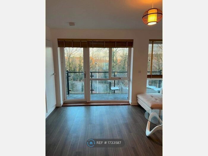 2 Bedroom Flat To Rent In Thistle House, Romford, RM3