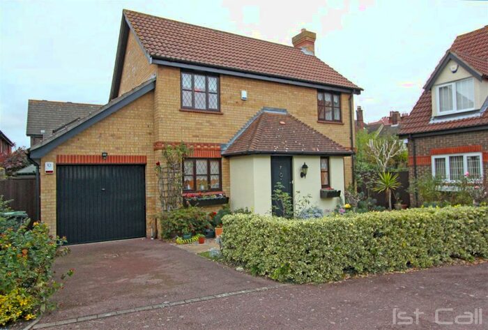 3 Bedroom Detached House To Rent In Alleyn Place, Westcliff-On-Sea, SS0