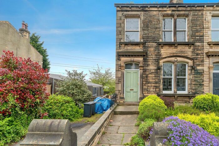 3 Bedroom End Of Terrace House For Sale In Colne Bridge Road, Huddersfield, HD5