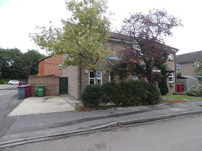 3 Bedroom Semi-Detached House To Rent In Frogmore Close, Cippenham, Slough, SL1