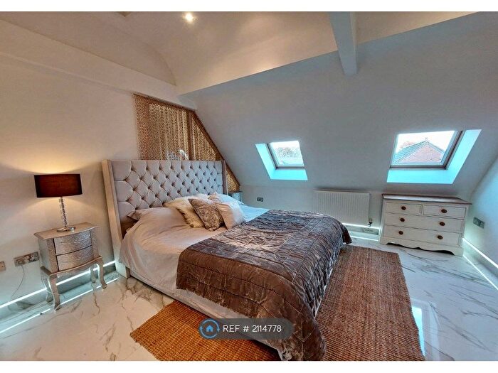 3 Bedroom Flat To Rent In Solihull, Shirley, Solihull, B90