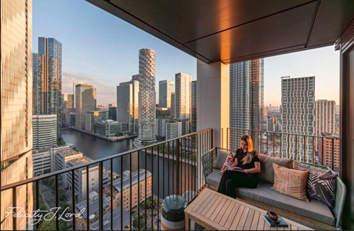 2 Bedroom Apartment For Sale In Landmark Square, London, E14