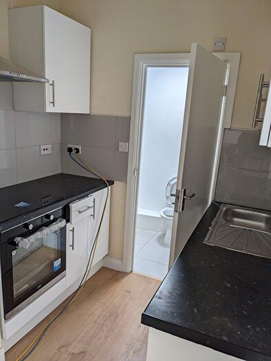 1 Bedroom Flat To Rent In Hammersmith Road, London, W14