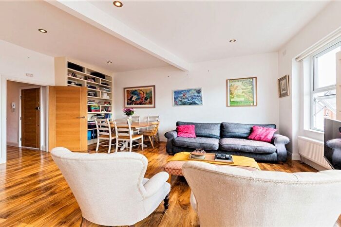 2 Bedroom Flat To Rent In Godolphin Road, Shepherds Bush, W12