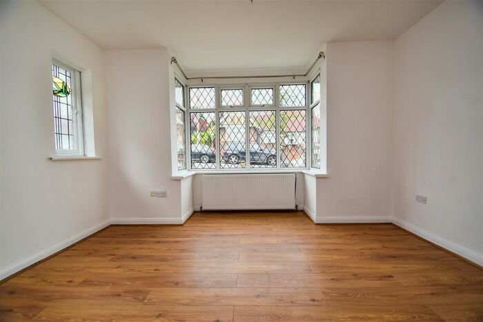 3 Bedroom Detached Bungalow To Rent In Milton Avenue, Barnet, EN5