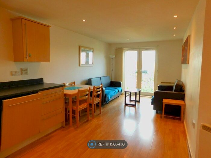 2 Bedroom Flat To Rent In Gilbert House, Salford, M5