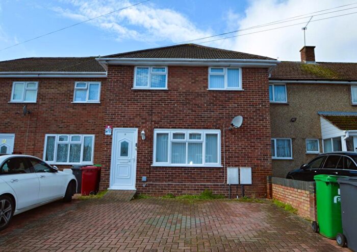 3 Bedroom Terraced House To Rent In Farm Crescent, Slough, Berkshire, SL2