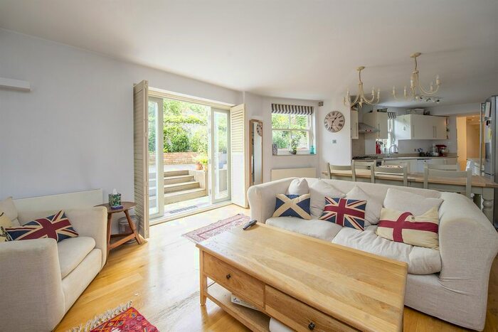 2 Bedroom Flat To Rent In St. Quintin Avenue, London, W10