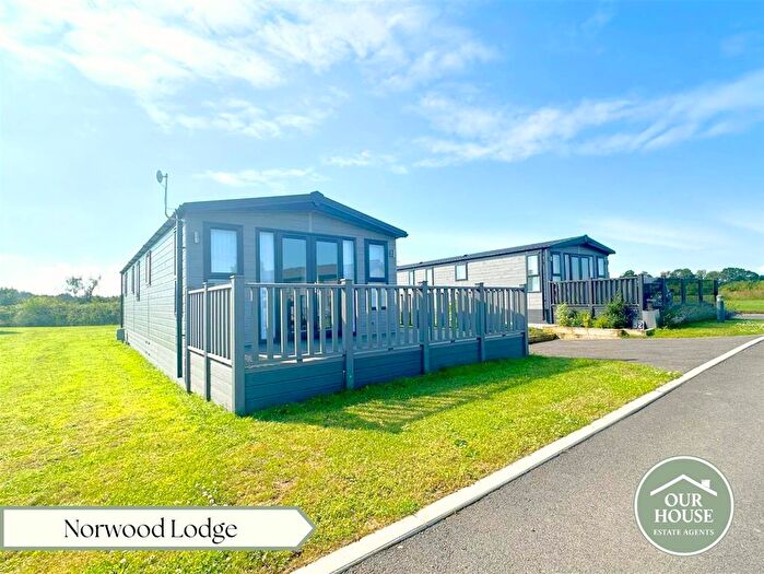2 Bedroom Mobile/park Home For Sale In Atwick Road, Bewholme, Driffield, YO25