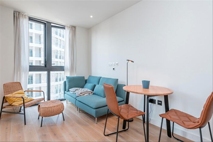 Apartment To Rent In Emery Way, London Dock, E1W