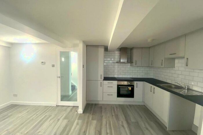 2 Bedroom Flat To Rent In Whingate, Leeds, West Yorkshire, LS12