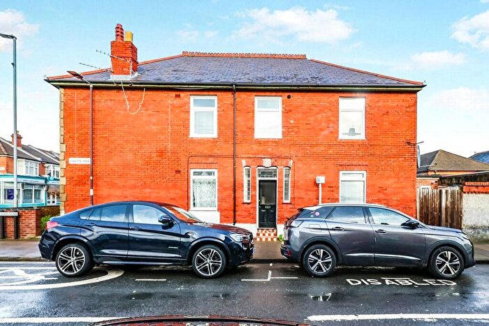 2 Bedroom Flat To Rent In Winter Road, Southsea, Hampshire, PO4