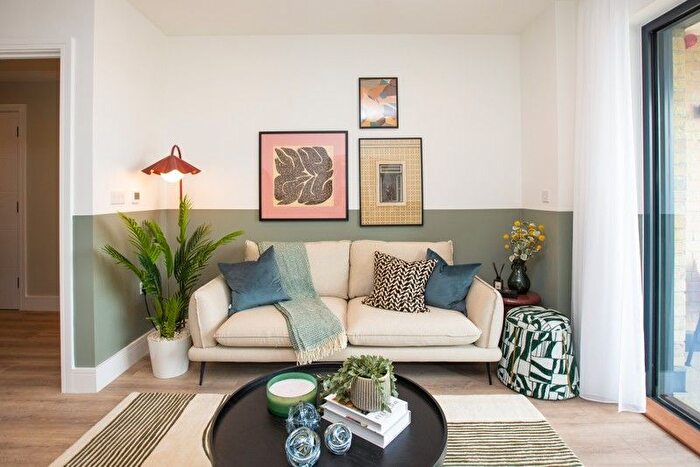 2 Bedroom Flat For Sale In Hawks Road, Kingston Upon Thames, KT1