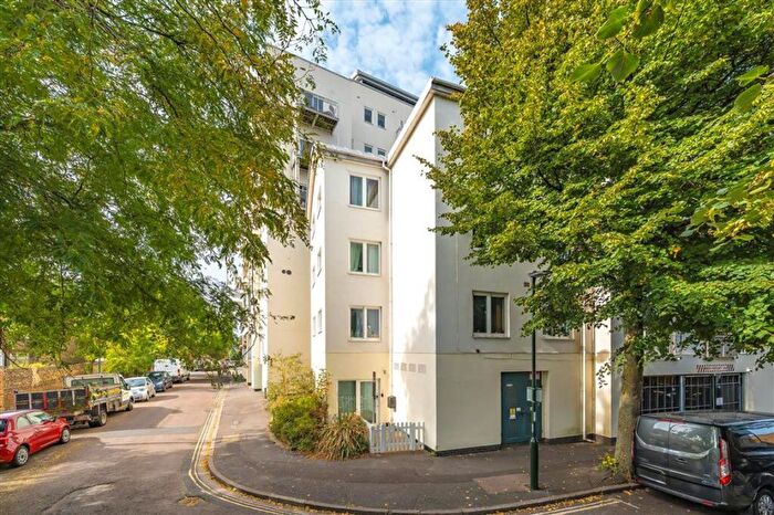 1 Bedroom Flat To Rent In Vineyard Path, East Sheen, SW14