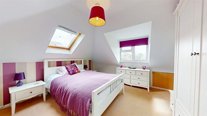 4 Bedroom Chalet For Sale In Newton Road, Swanage, BH19 - Photo 6