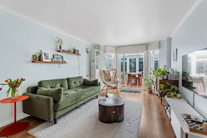 2 Bedroom Flat For Sale In Caldervale Road, London, SW4