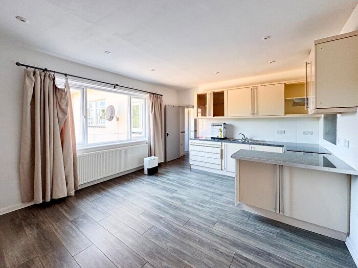 1 Bedroom Flat To Rent In Sea Road, Bournemouth, Dorset, BH5