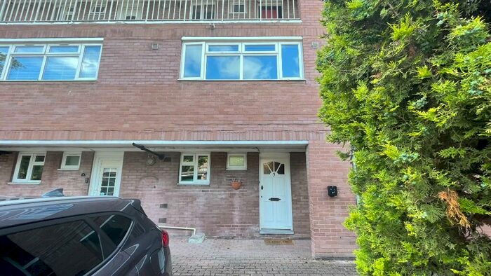 3 Bedroom Maisonette To Rent In Cedar Gardens, Sutton, Surrey, SM2