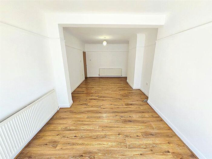 2 Bedroom Semi-Detached Bungalow To Rent In Parkfield Close, Northolt, UB5