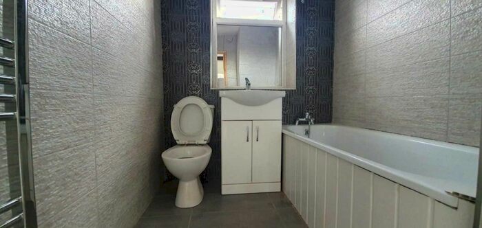 3 Bedroom Flat To Rent In Woodlands Parade, Ashford TW15