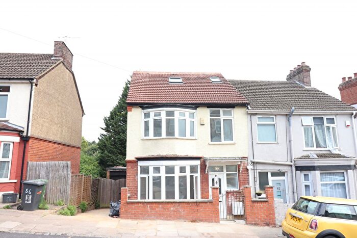 6 Bedroom Semi-detached House To Rent In Kingston Road, LU2