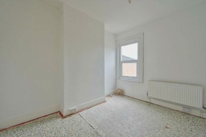 2 Bedroom Flat To Rent In Vicarage Lane, East Ham, London, E6