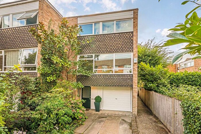 3 Bedroom Property For Sale In Kingswood Close, Surbiton, KT6