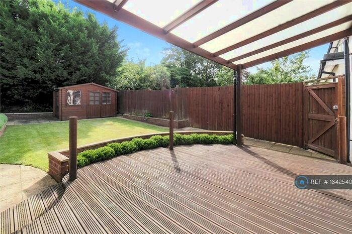 2 Bedroom Flat To Rent In Selborne Gardens, London, NW4