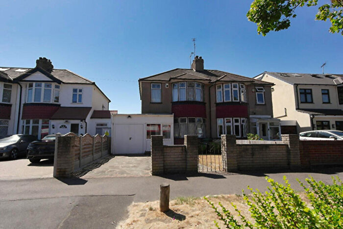 3 Bedroom Semi-Detached House For Sale In Wennington Road, Rainham, RM13