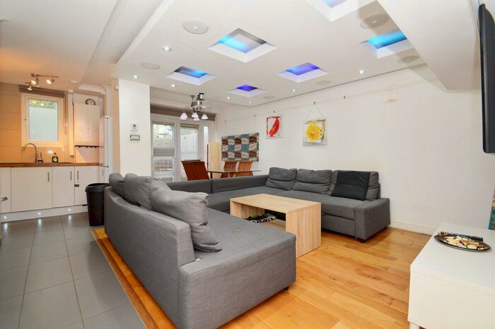 4 Bedroom Ground Maisonette To Rent In Moody Street, London, E1