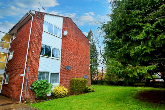 2 Bedroom Flat To Rent In Cedar Court, St Albans, AL4