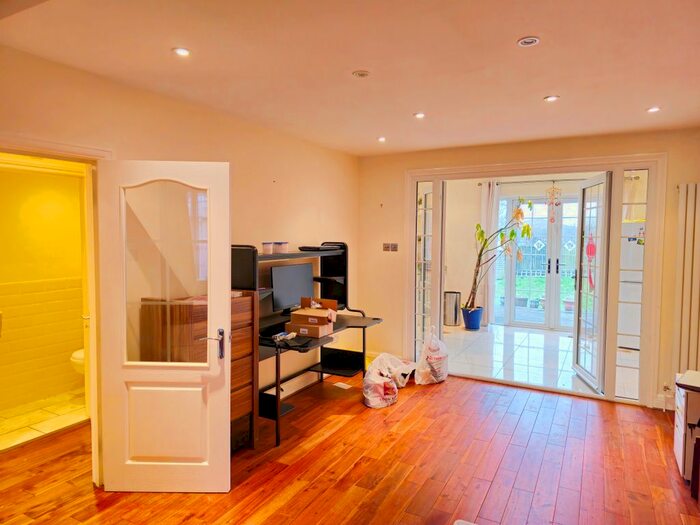 4 Bedroom Semi Detached House To Rent In Fort Road, Northolt, UB5