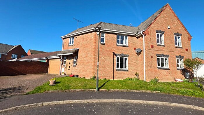 3 Bedroom Semi Detached House For Sale In Pound Way, Southam, CV47
