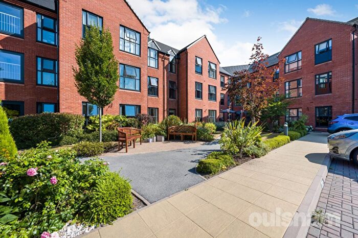 2 Bedroom Flat For Sale In Clive Road, Redditch, Worcestershire, B97
