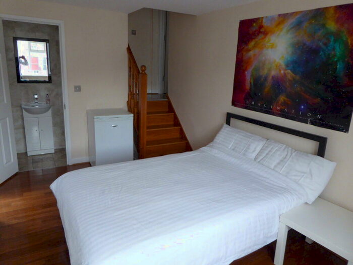 Studio To Rent In Westview Drive, Woodford Green, Essex, IG8