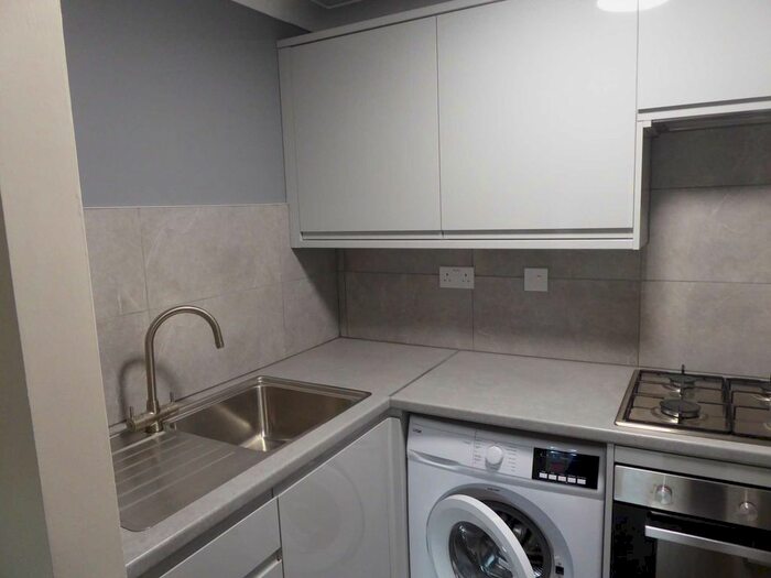 1 Bedroom Flat To Rent In Grange Avenue, Reading, RG6
