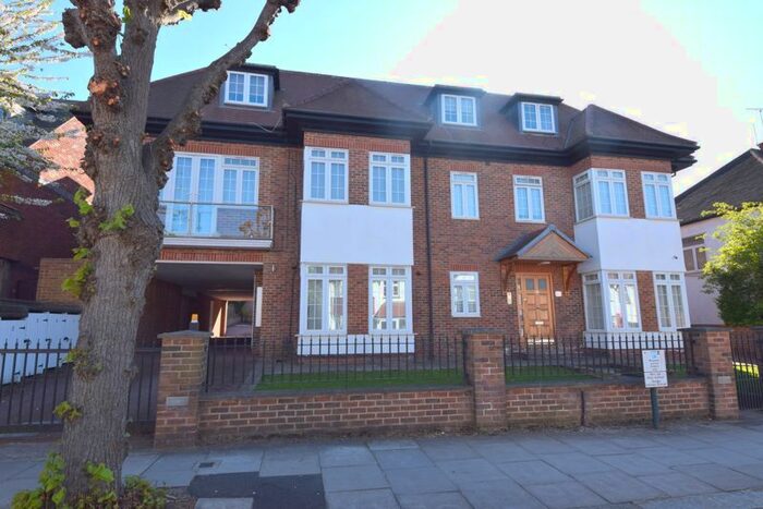 2 Bedroom Flat To Rent In Beechcroft Avenue, Golders Green, NW11