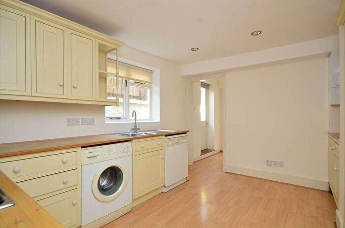 2 Bedroom Flat To Rent In Almeric Road, Between The Commons, London, SW11