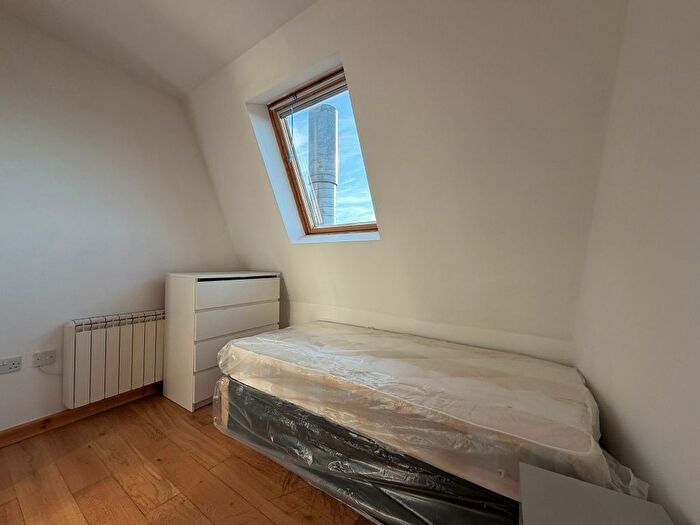 Studio To Rent In Holloway Road, London, N7