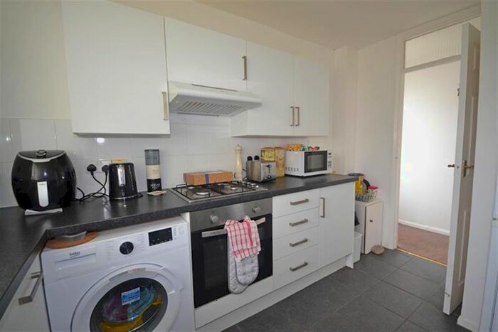 2 Bedroom Flat For Sale In Kingsway, Selsey, West Sussex, PO20