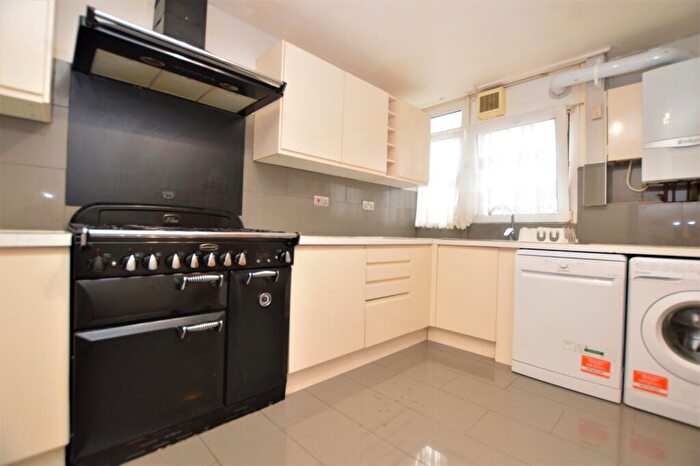 3 Bedroom Maisonette To Rent In Flaxman Road London, SE5