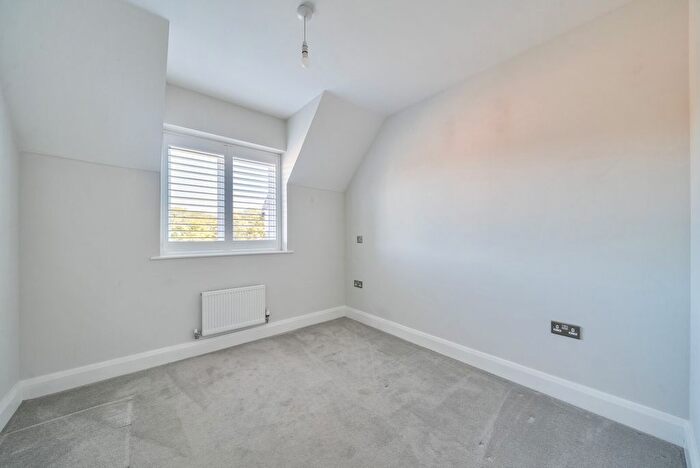 2 Bedroom Flat For Sale In Connaught Road, Brookwood, Woking, GU24