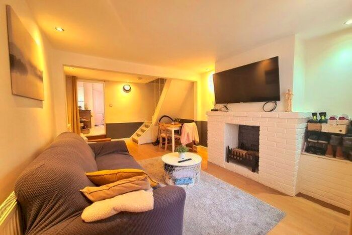 2 Bedroom Semi-Detached House To Rent In Oakley Road, Bromley, BR2