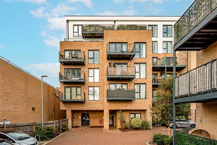 1 Bedroom Flat For Sale In Woodley Crescent, Cricklewood, NW2