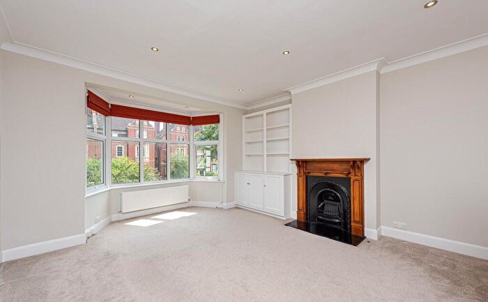 2 Bedroom Flat To Rent In Nightingale Lane, London, SW12