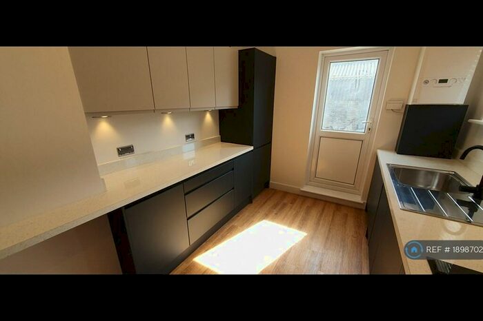 3 Bedroom Flat To Rent In Coombe Terrace, Hove, BN2