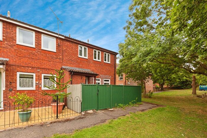 3 Bedroom End Of Terrace House For Sale In Plym Close, Aylesbury, Buckinghamshire, HP21