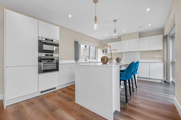 5 Bedroom Semi Detached House To Rent In Davison Close, Canary Wharf, SE13